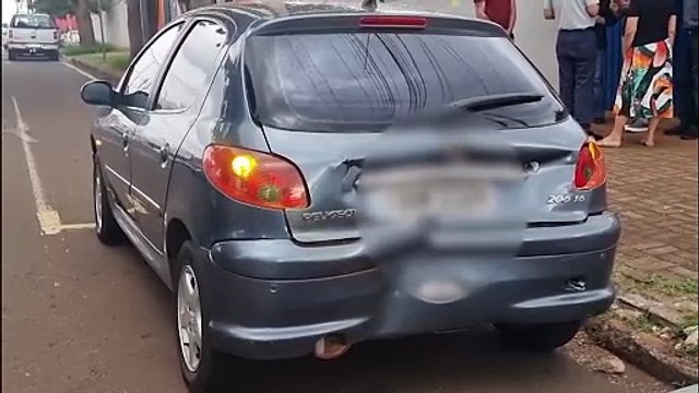 Colisão traseira entre carros é registrada na Rua Manaus