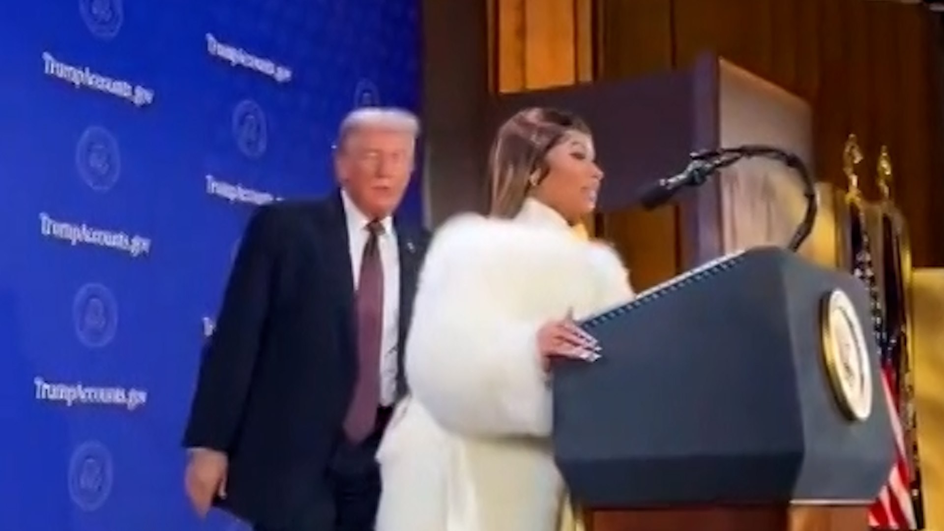 Nicki Minaj, estrella del rap convertida en ferviente partidaria de Donald Trump, declar� el mi�rcoles ser "probablemente la primera fan del presidente" estadounidense.
"Probablemente soy la primera fan del presidente y eso no va a cambiar", afirm� la cantante.
Donald Trump la invit� a subir al escenario durante un evento en Washington dedicado al lanzamiento de las "cuentas Trump" para los ni�os estadounidenses, a las que Nicki Minaj prometi� contribuir de forma privada.
"El odio o lo que dice la gente no me afecta en absoluto. De hecho, me anima a apoyarlo a�n m�s", a�adi�, y concluy�, refiri�ndose al multimillonario de 79 a�os: "Que Dios lo proteja. Am�n".