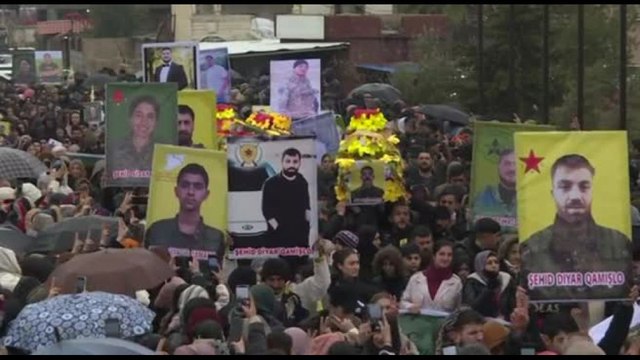 Siria, i funerali di due combattenti curdi uccisi da forze governative