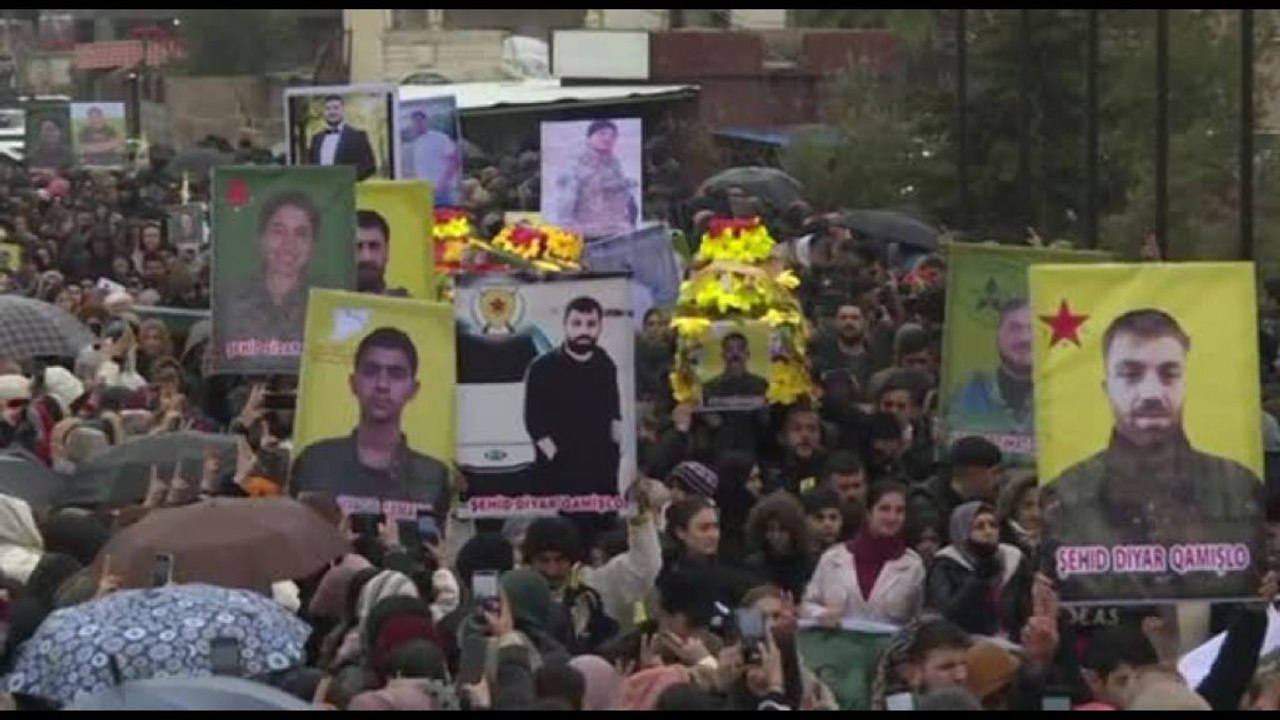 Siria, i funerali di due combattenti curdi uccisi da forze governative