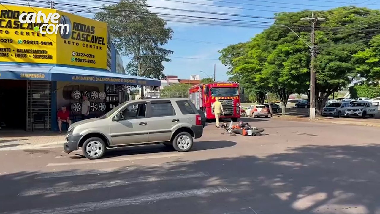 Batida entre carro e moto deixa dois feridos no bairro São Cristóvão em Cascavel