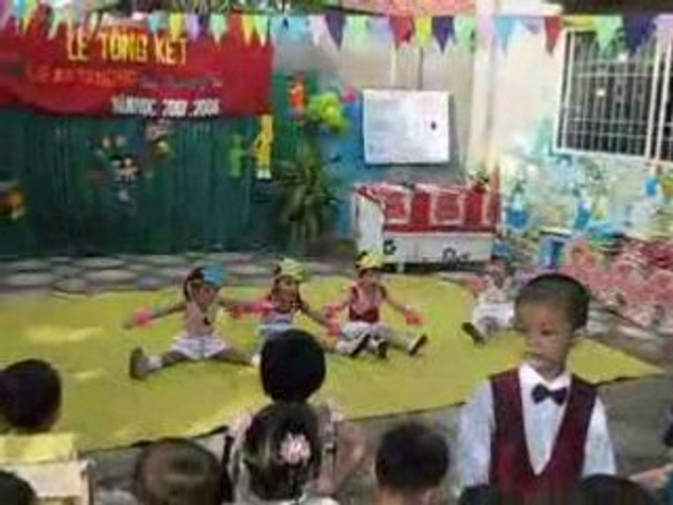 Dan ga trong san
