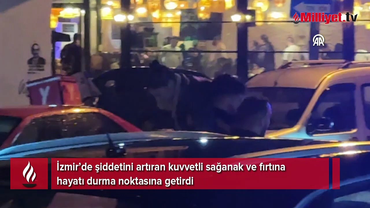 İzmir'de kuvvetli sağanak ve fırtına yaşamı olumsuz etkiledi