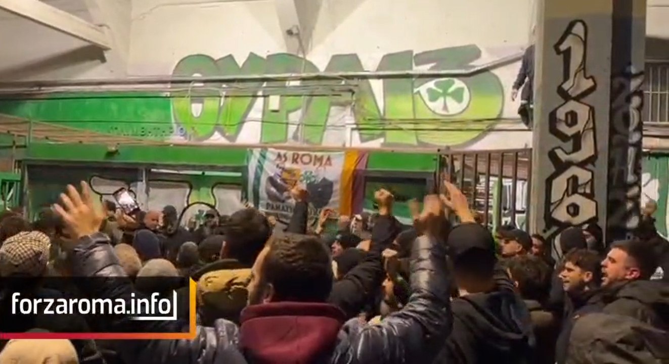 Panathinaikos-Roma, invasione giallorossa ad Atene: la festa con i tifosi greci