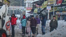 Manali Snowfall: भारी बर्फबारी से ढकी वादियां, देखें...
