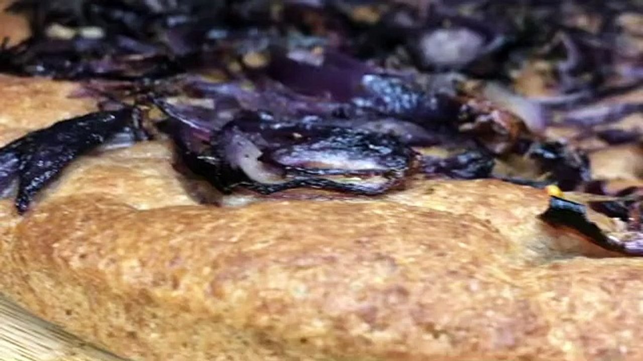 Focaccia integrale con cipolle caramellate e rosmarino
