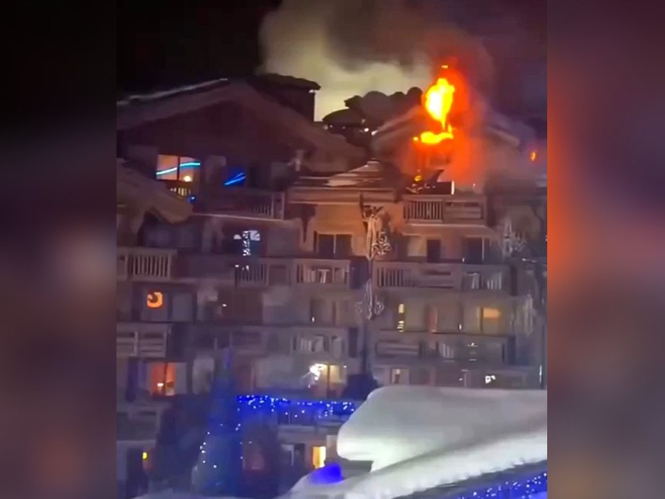 Luxushotel in französischem Skiort brennt lichterloh