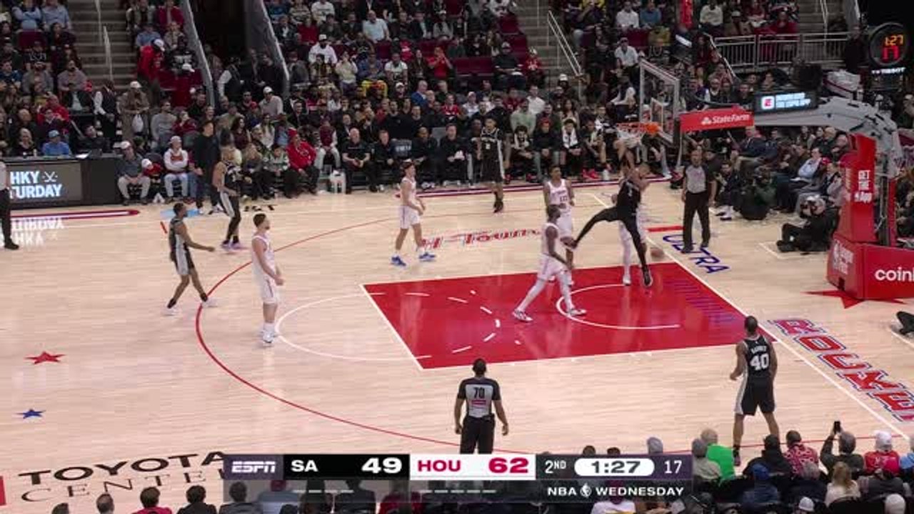 Wemby throws down two outrageous slams