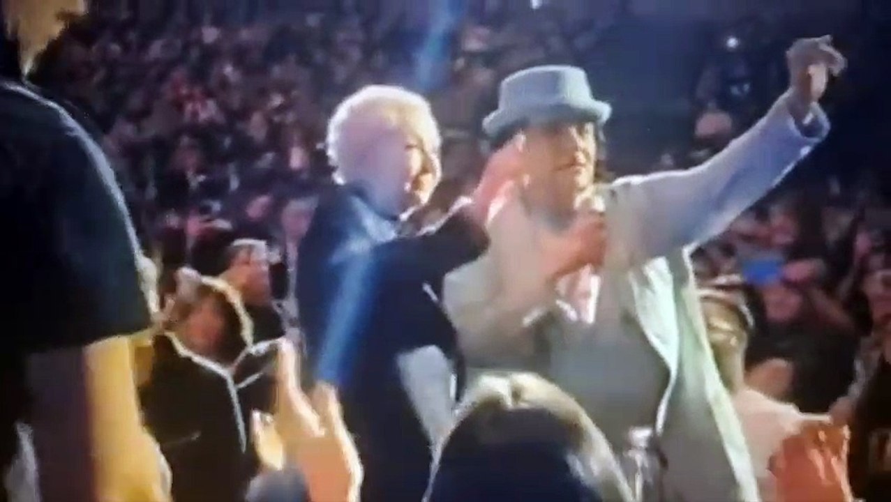 Vado a salutare un'amica, Renato Zero interrompe il concerto per abbracciare Enrica Bonaccorti: il video commuove il web