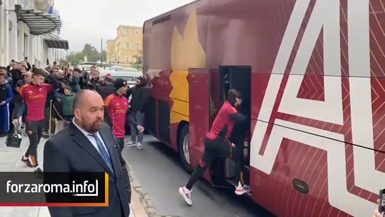 Roma, entusiasmo dei tifosi prima dell'ultimo allenamento in vista del Panathinaikos