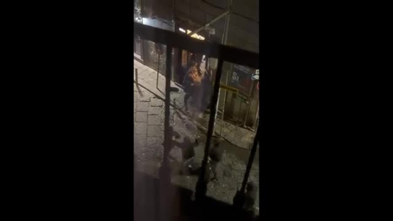 Gruppo di ultrà del Napoli assalta locale nella...