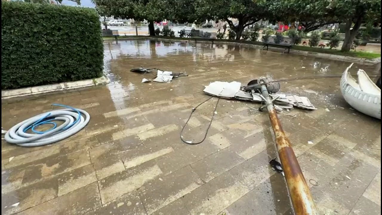 Paura a Messina: il vento abbatte un palo della luce in Piazza Unione Europea