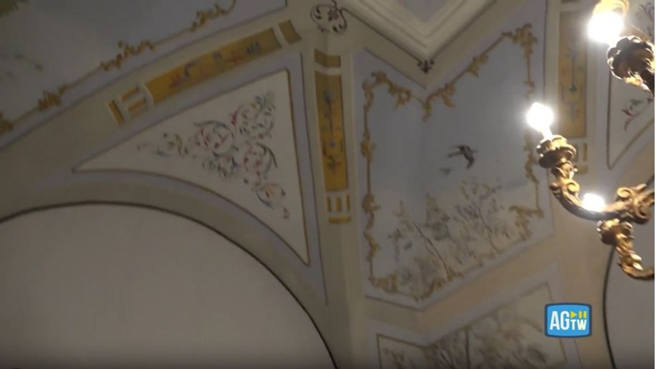 Niscemi, nella casa del 1700 ormai inagibile: tra affreschi e stucchi sfregiati dalla frana