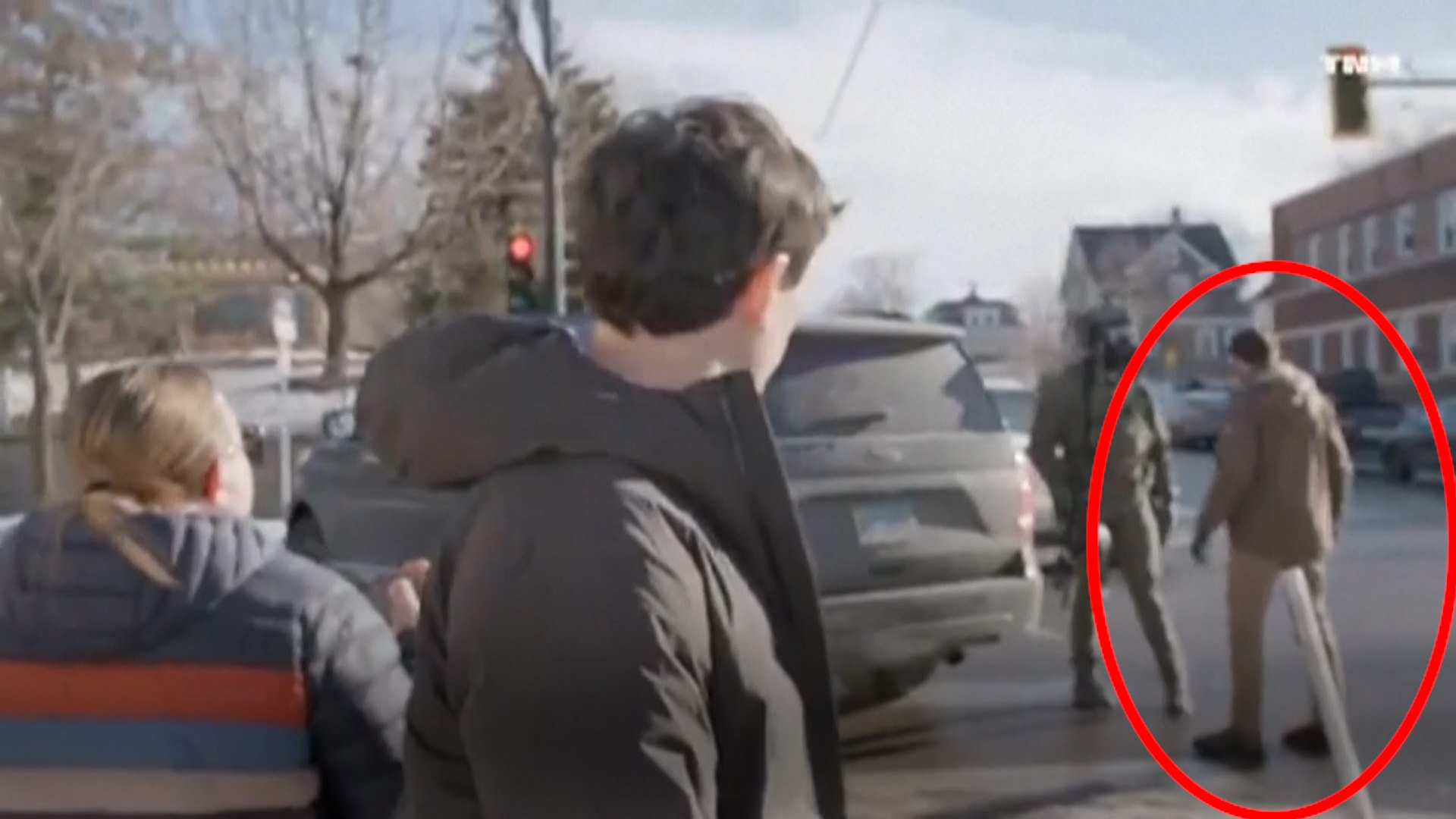 La controversia nacional sobre la muerte de Alex Pretti, un enfermero de 37 a�os de Minneapolis, se ha intensificado tras la difusi�n de videos que muestran una confrontaci�n con agentes de inmigraci�n once d�as antes de su fallecimiento. Las grabaciones, capturadas el 13 de enero, muestran a Pretti gritando improperios y pateando la luz trasera de un veh�culo federal, lo que provoc� que agentes con m�scaras antig�s lo derribaran violentamente.