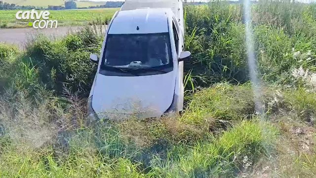 Picape sai da pista e para no canteiro central da BR-163 em Cascavel