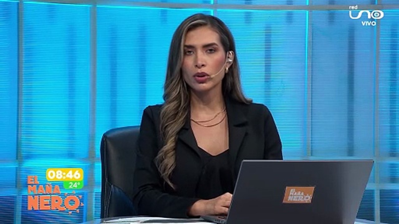 Roban motocicleta estacionada