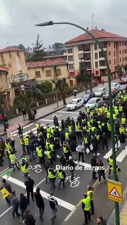 El campo de Burgos protesta a pie y en tractor en las calles y luego reparte patatas a la ciudadanía