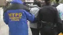 视频集锦：纽约警察逮捕狂热的中共分子(1-1)