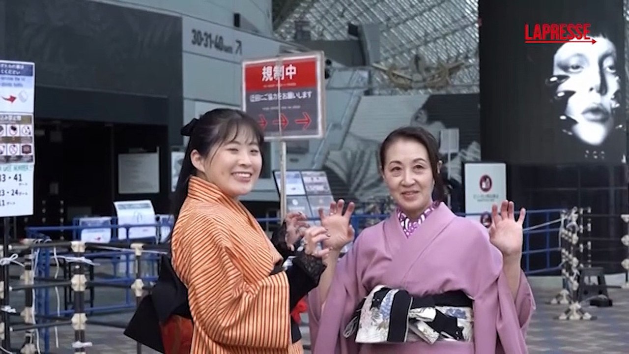 Tokyo, fan in kimono prima del concerto di Lady Gaga