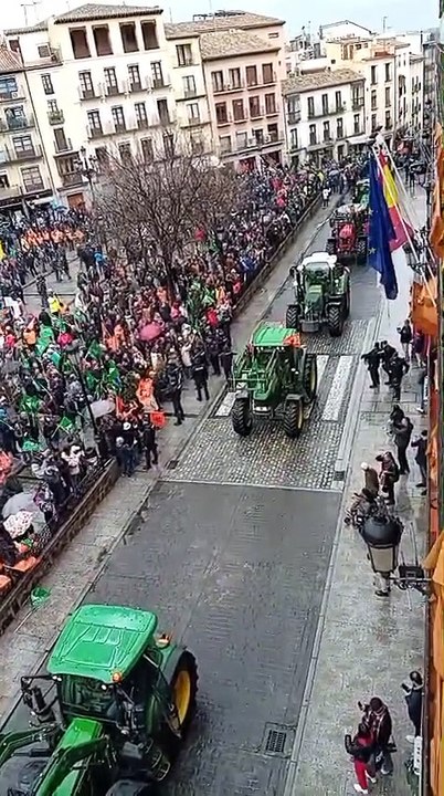 La tractorada protesta contra las "mentiras" al campo ha llegado al corazón de Toledo