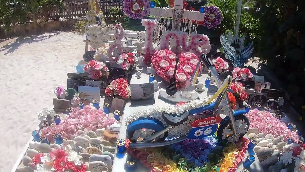 2018 – Johnny Hallyday – La tombe de Johnny Hallyday