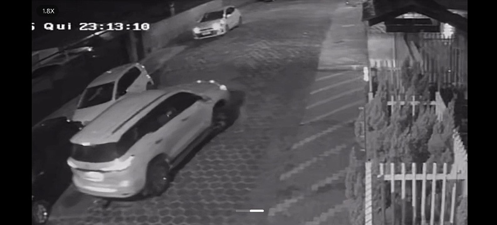 Morador derruba portão da própria casa ao fugir de ladrão em Blumenau