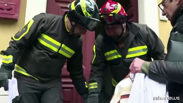 Niscemi, salvati i pappagalli nella zona rossa dopo la frana