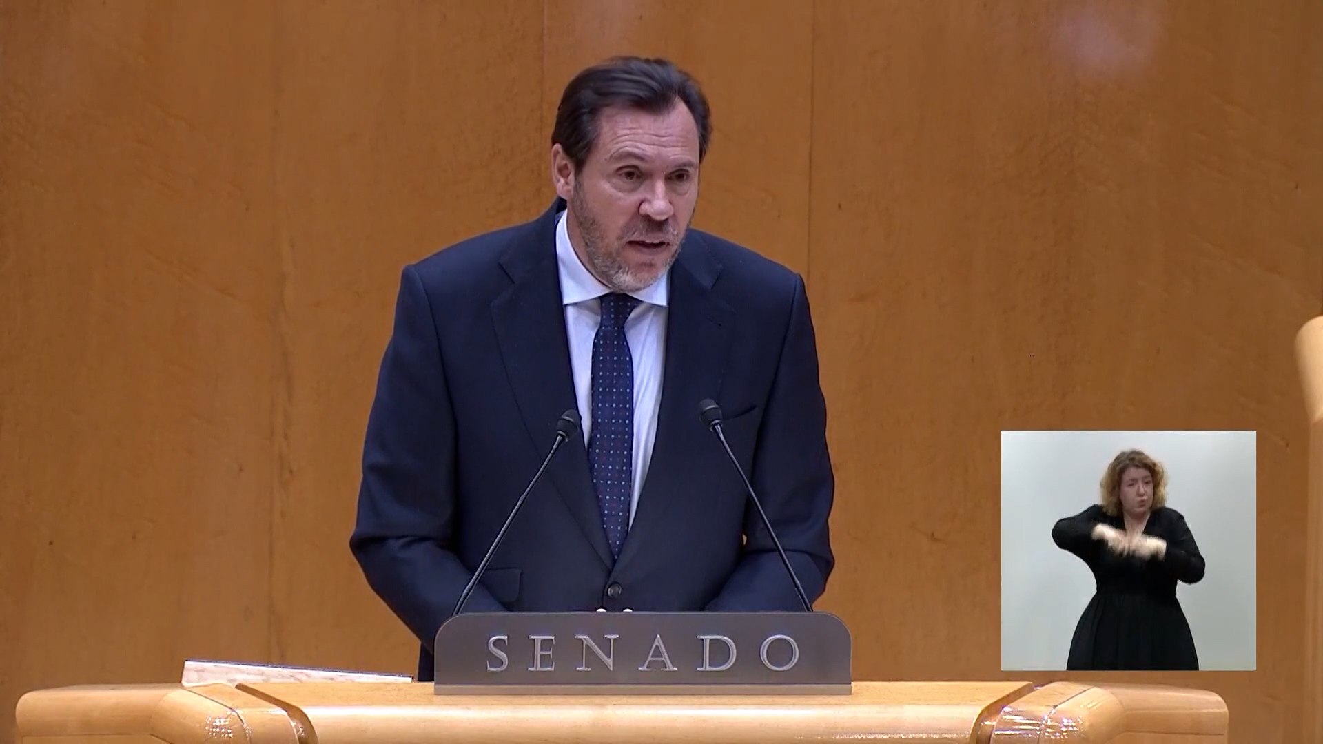 �scar Puente, ministro de Transportes, comparece esta ma�ana en el Senado para explicar los accidentes ferroviarios ocurridos en Adamuz (C�rdoba) y en la red de Rodalies. En total, estos sucesos han dejado 46 v�ctimas mortales. El m�s grave se produjo a �ltima hora del domingo 19 de enero, cuando un tren Iryo descarril� y posteriormente colision� con un Alvia de Renfe. El otro accidente provoc� la muerte de un maquinista entre las localidades de Gelida y Sant Sadurn� d'Anoia.
Durante los diez d�as posteriores, la gesti�n informativa del ministro ha generado pol�mica. Puente ha reconocido que, aunque se comprometi� a comparecer tantas veces como fuera necesario, ha tenido que corregir datos en varias ocasiones. Seg�n explic�, la informaci�n sobre el accidente ha ido evolucionando y su intenci�n ha sido comunicar lo que conoc�a en cada momento, manteniendo su compromiso con la verdad pese a los errores.

Antes de presentar un extenso informe sobre las obras de renovaci�n del corredor Madrid-Andaluc�a, donde ocurri� el siniestro principal, se�al� que todav�a no dispone de todos los detalles. En estos d�as, el ministro desminti� inicialmente que la investigaci�n se centrara en la rotura del carril, aunque despu�s admiti� que era una posibilidad. Tambi�n asegur� que el tramo estaba totalmente renovado, pese a que inclu�a materiales con d�cadas de diferencia, y facilit� fechas incorrectas sobre revisiones clave, errores que posteriormente reconoci� p�blicamente.