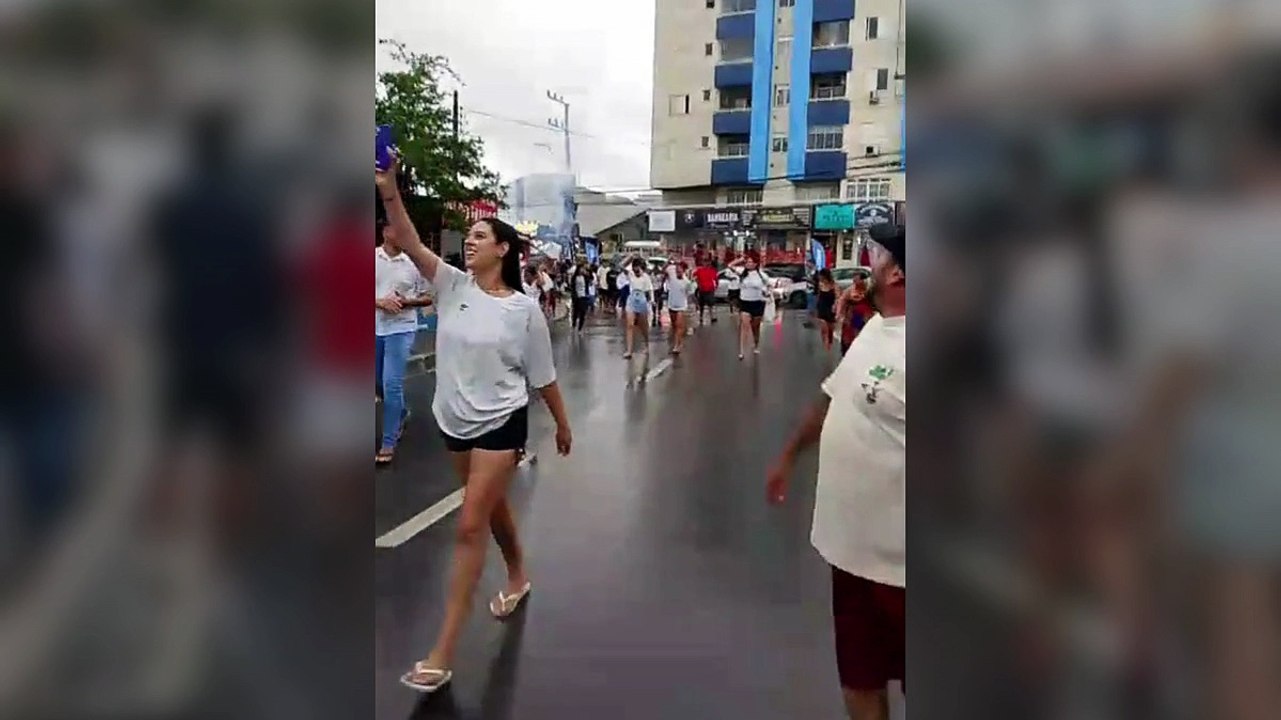 Moradores se manifestam após demolição de casas irregulares em comunidade de Florianópolis