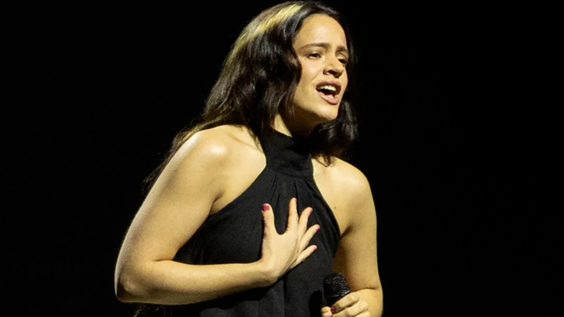 Rosalía da la sorpresa y aparece en el concierto por Palestina del Palau Sant Jordi de Barcelona