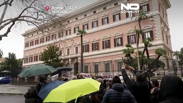 Opposizione protesta contro il ruolo dell'Agenzia ICE alle Olimpiadi invernali di Milano-Cortina
