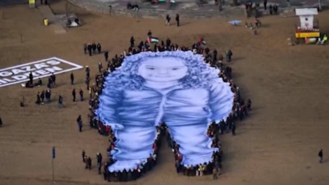 Sulla spiaggia di Barcellona la sagoma gigante di Hind Rajab, la bambina uccisa a Gaza due anni fa