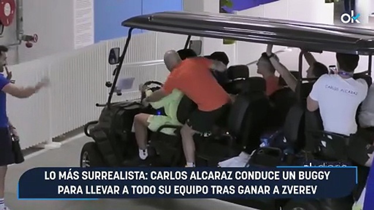 Lo más surrealista: Carlos Alcaraz conduce un buggy para llevar a todo su equipo tras ganar a Zverev