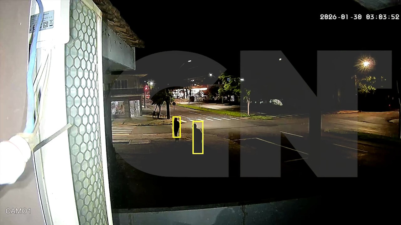 Vídeo mostra ação de ladrões durante furto de três veículos em empresa na Avenida Rocha Pombo