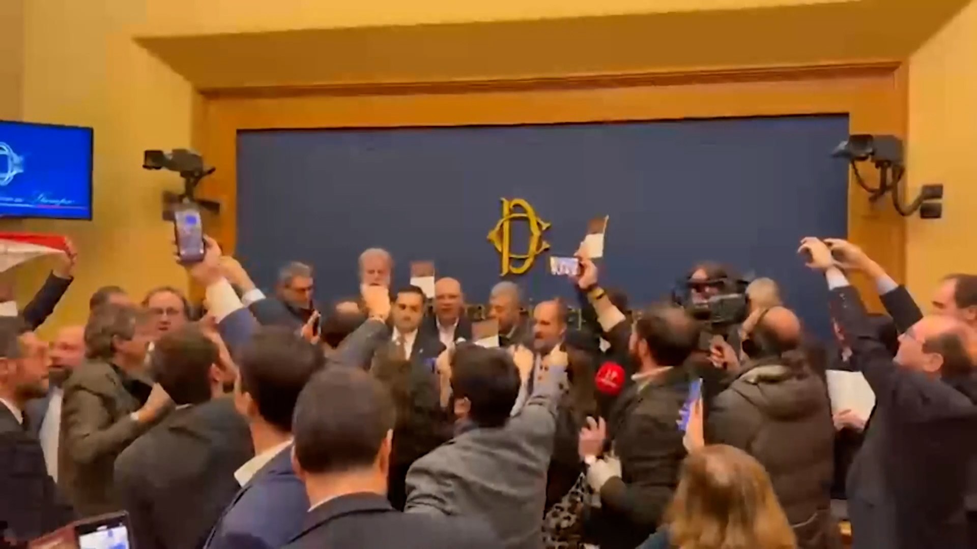 En un acto de protesta coordinado, diputados de las principales formaciones de la oposici�n en Italia &mdash;incluyendo el Partido Dem�crata (PD), el Movimiento Cinco Estrellas (M5S), Alianza Verde e Izquierdas (AVS) y +Europa&mdash; han ocupado este viernes la sala de prensa de la C�mara de los Diputados. El objetivo de esta acci�n fue impedir la celebraci�n de una conferencia organizada por sectores de la ultraderecha dedicada al pol�mico concepto de la "remigraci�n".