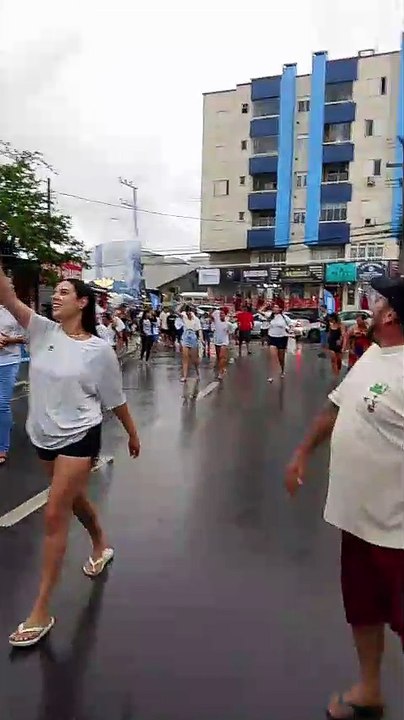 Moradores vão às ruas após demolição de casas em bairro tradicional Florianópolis