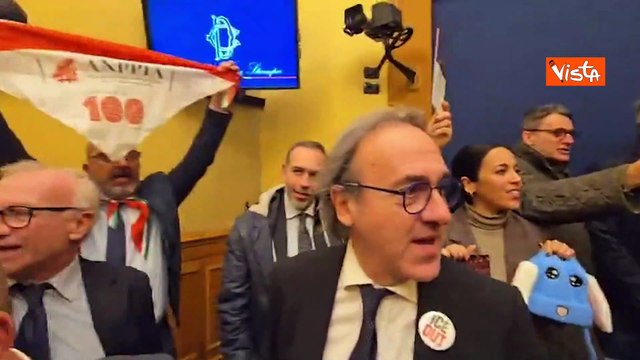 Conferenza su Remigrazione alla Camera, Pd M5s e Avs occupano Sala Stampa e cantano 'Bella Ciao'
