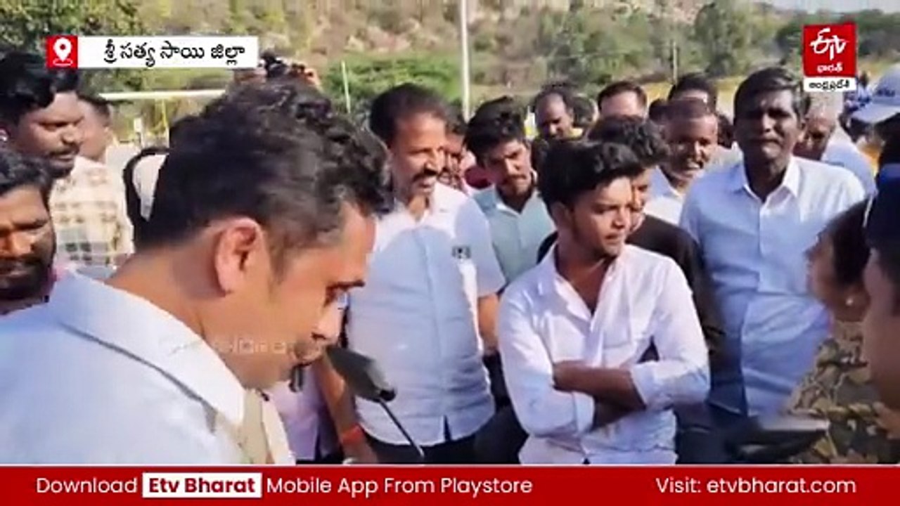 'రూ.2.50 లక్షలతో బండి కొనిచ్చారు-హెల్మెట్​ ఏది?' - వాహనదారుడి తల్లికి మంత్రి సవిత ఫోన్​