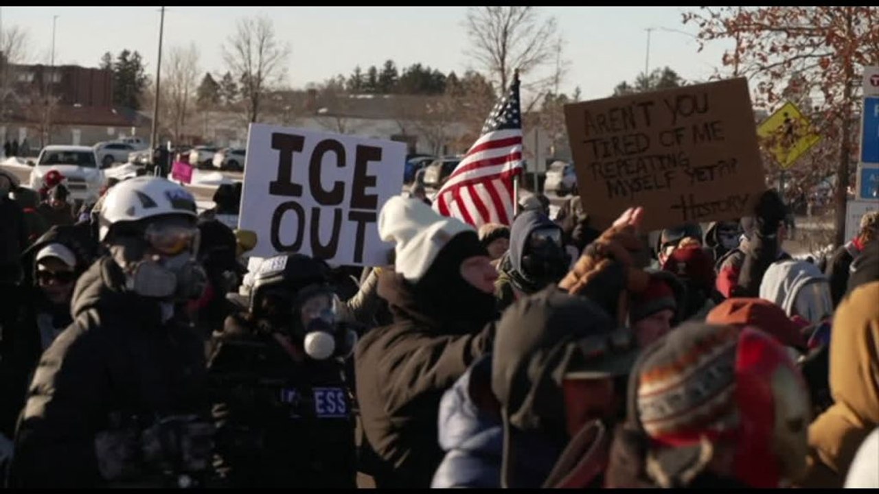 "ICE out now", proteste fuori dalla sede ICE a Minneapolis: 1 arresto