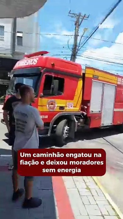 Caminhão engata na fiação e derruba dois postes em Navegantes