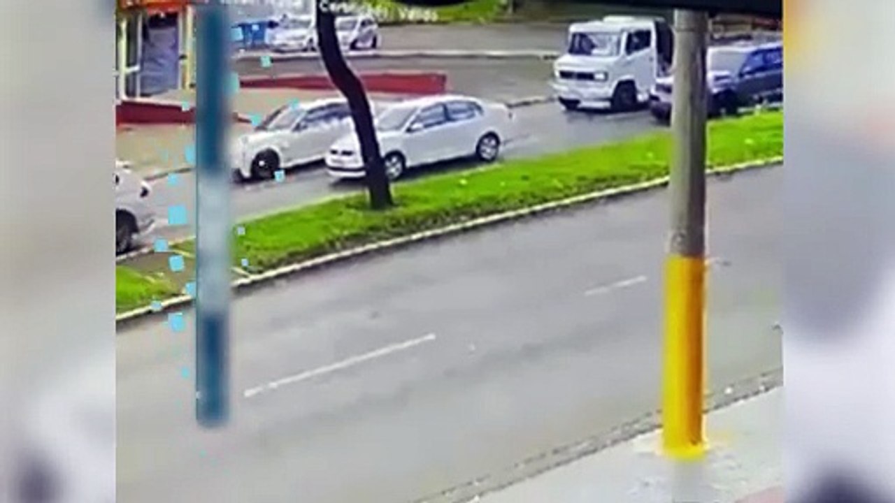 VÍDEO: Câmera flagra grave acidente com carreta desgovernada e diversos veículos em Chapecó