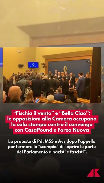 Occupazione della sala stampa alla Camera: Pd, M5S e Avs fermano la conferenza sulla remigrazione con CasaPound e Forza Nuova, cantando Bella Ciao e leggendo la Costituzione.