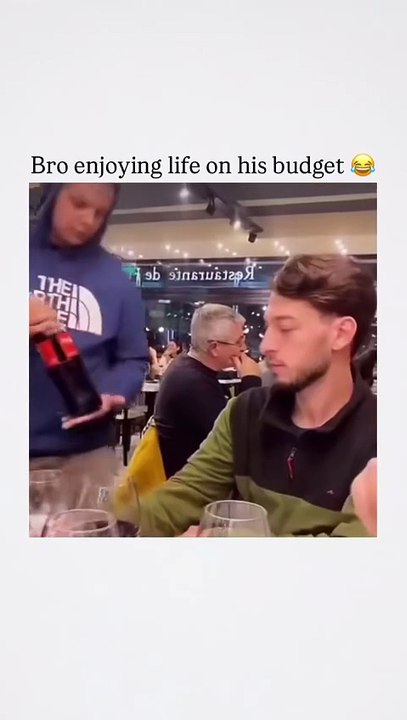 Love the reaction behind😂