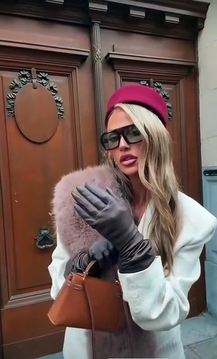 Look Hiver Chic : Béret Rouge + Gants Fourrure Beige Devant Porte Ancienne ! ❄️🔥 #ModeHiver