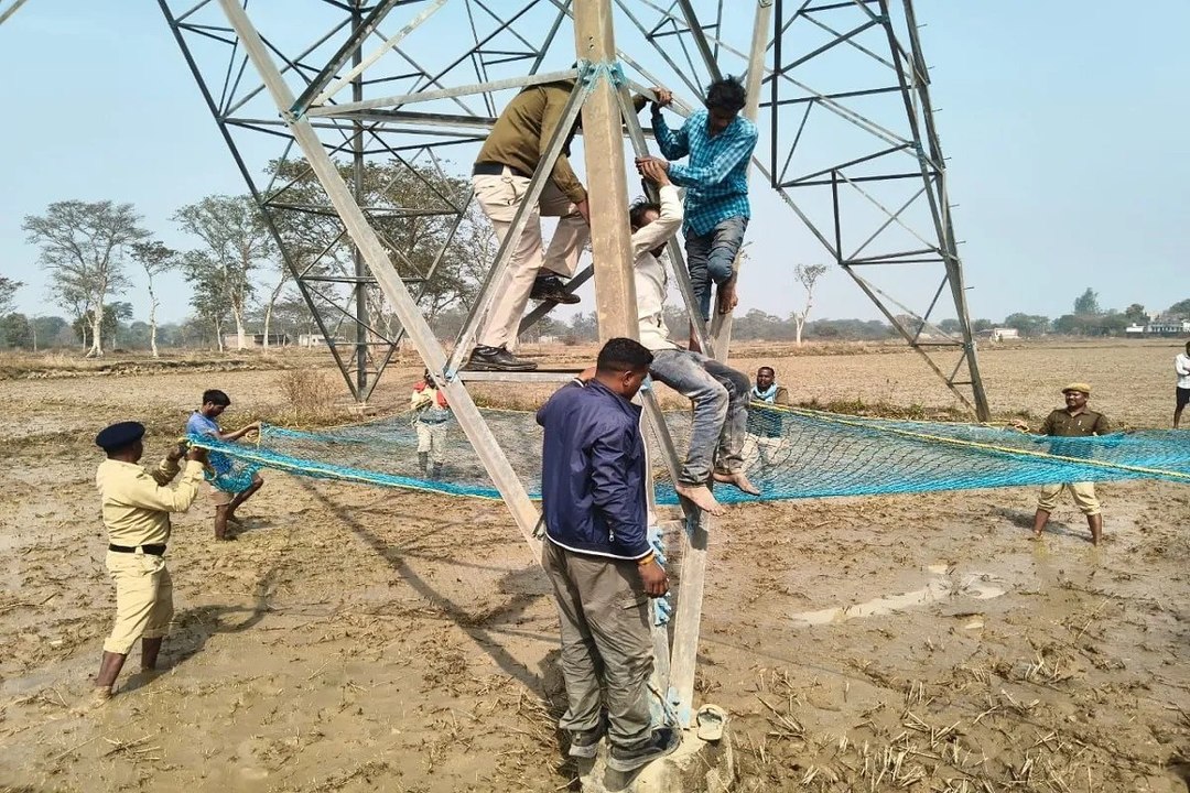 किसान धान का टोकन नहीं कटने के कारण बिजली टावर पर चढ़ा
