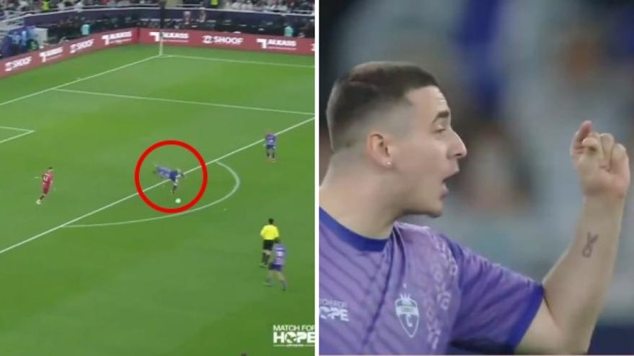 Tenta la bicicletta ma... l'esito è comico: scivolone e risate sui social