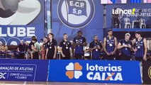 Jogadores do Pinheiros recebem a medalha de prata da Copa Super 8
