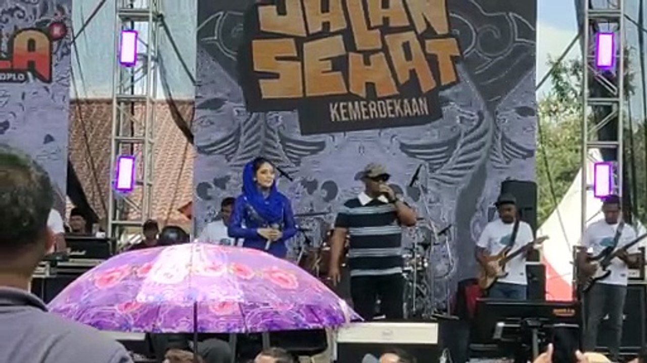 SILVI KUMALA SARI DARI TULUNGAGUNG BERNYANYI - KAWITANING SINAWANG
