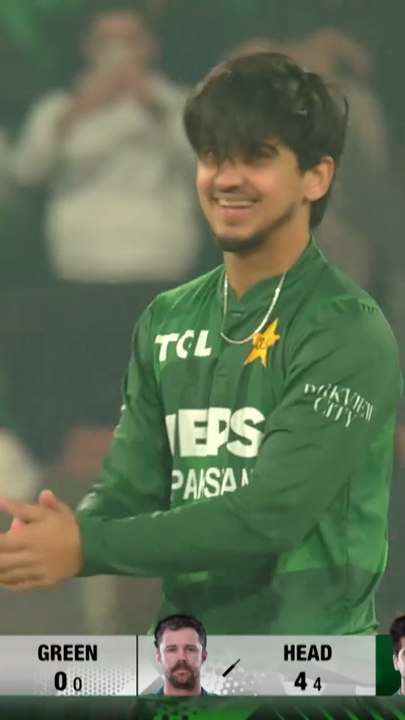 💥 Castled! Saim Ayub strikes as Travis Head misses a low-bouncing delivery 🎯