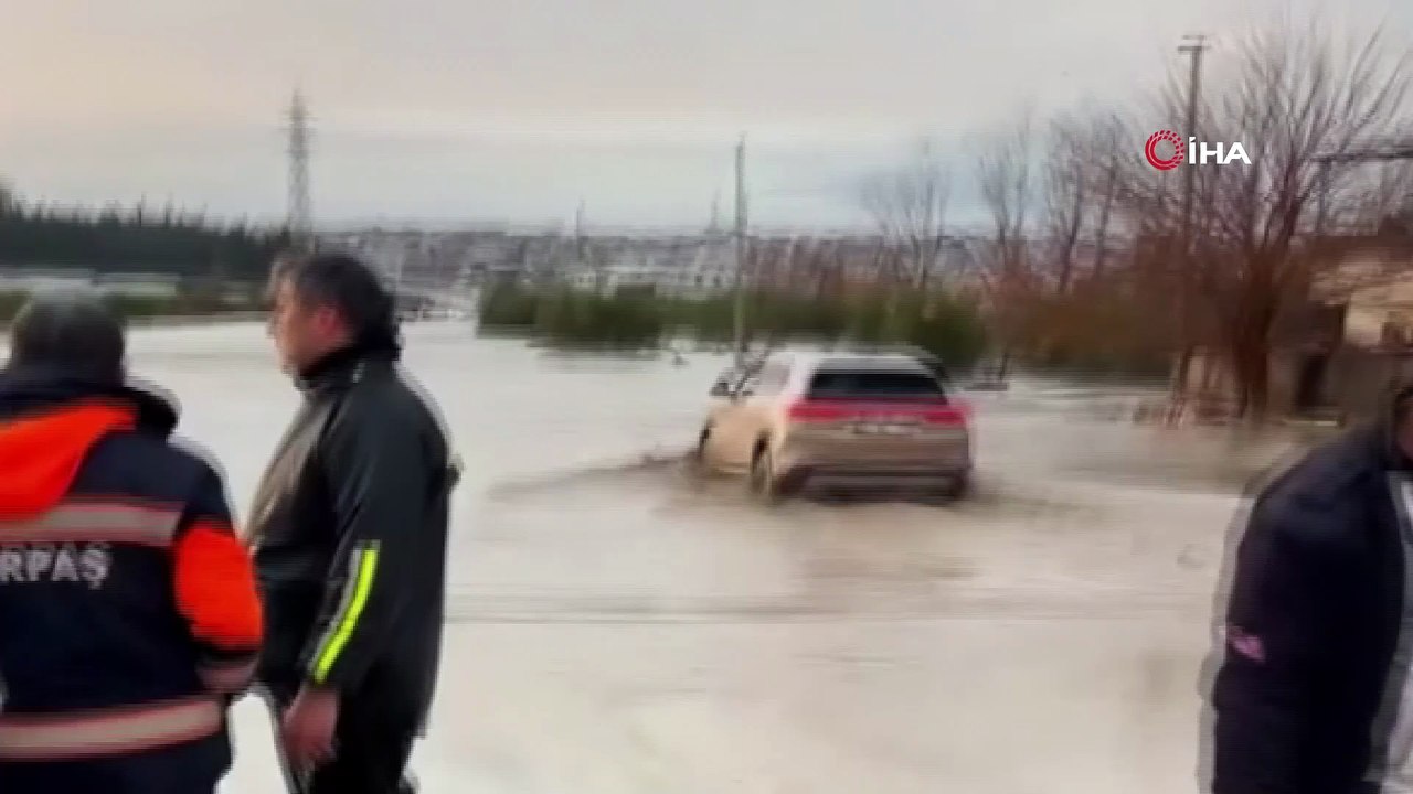 Diğer Araçlar Bekledi, TOGG Göle Dönen Yoldan Böyle Geçti